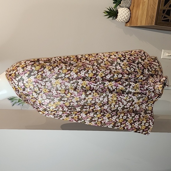 Torrid - Crinkle Chiffon Smocked Blouson Sleeve Blouse in Floral​​​​​​ - Picture 4 of 14